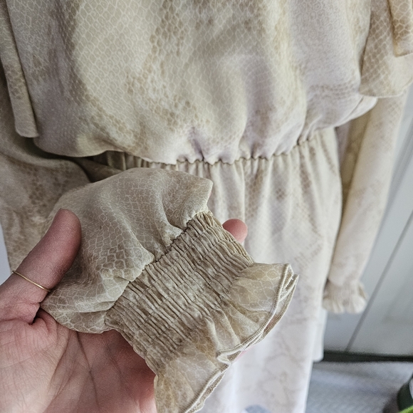 Banana Republic Smocked Ruffle Tan Snake Print Long Sleeve Dress Size Medium - Picture 5 of 13